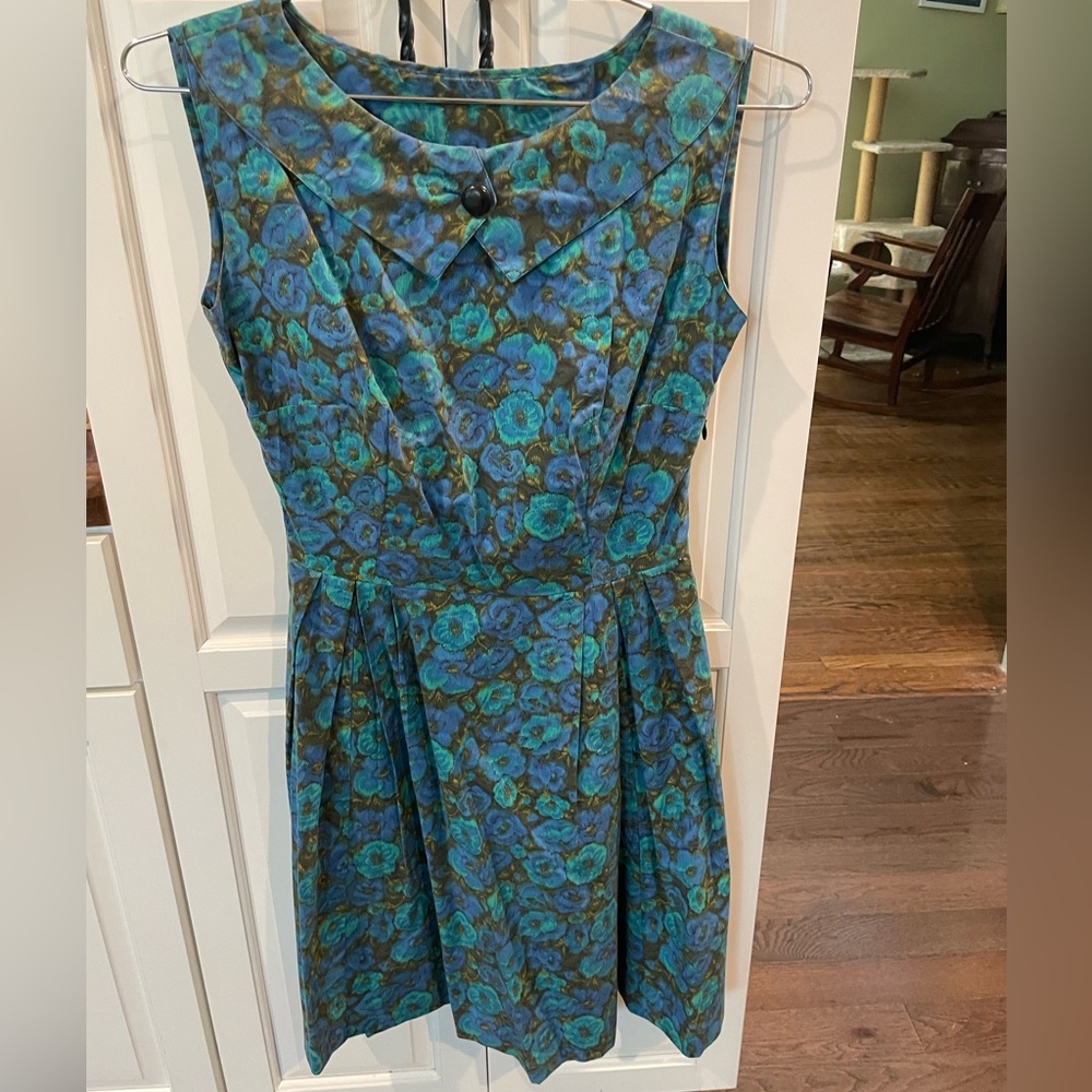 Gorgeous vintage 50’s dress with side zip. About a size 4-6. Pit to pit is 19”